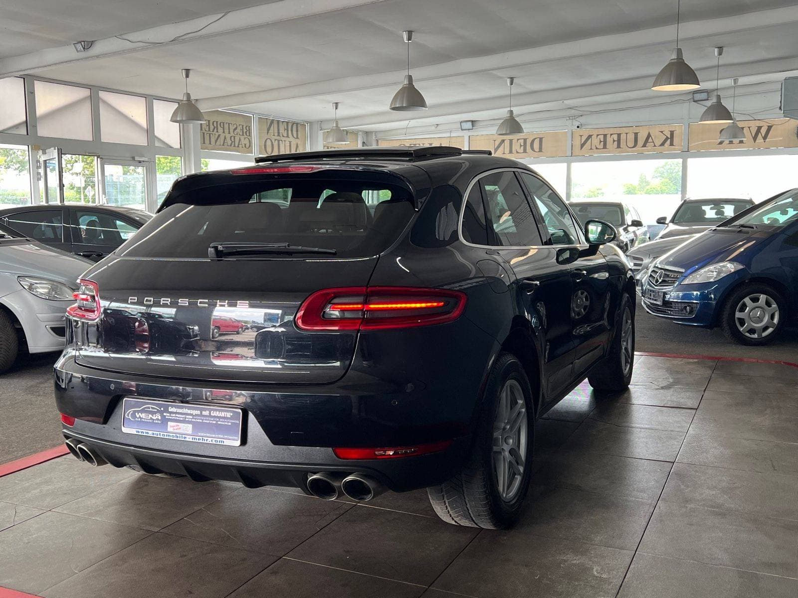 PORSCHE MACAN