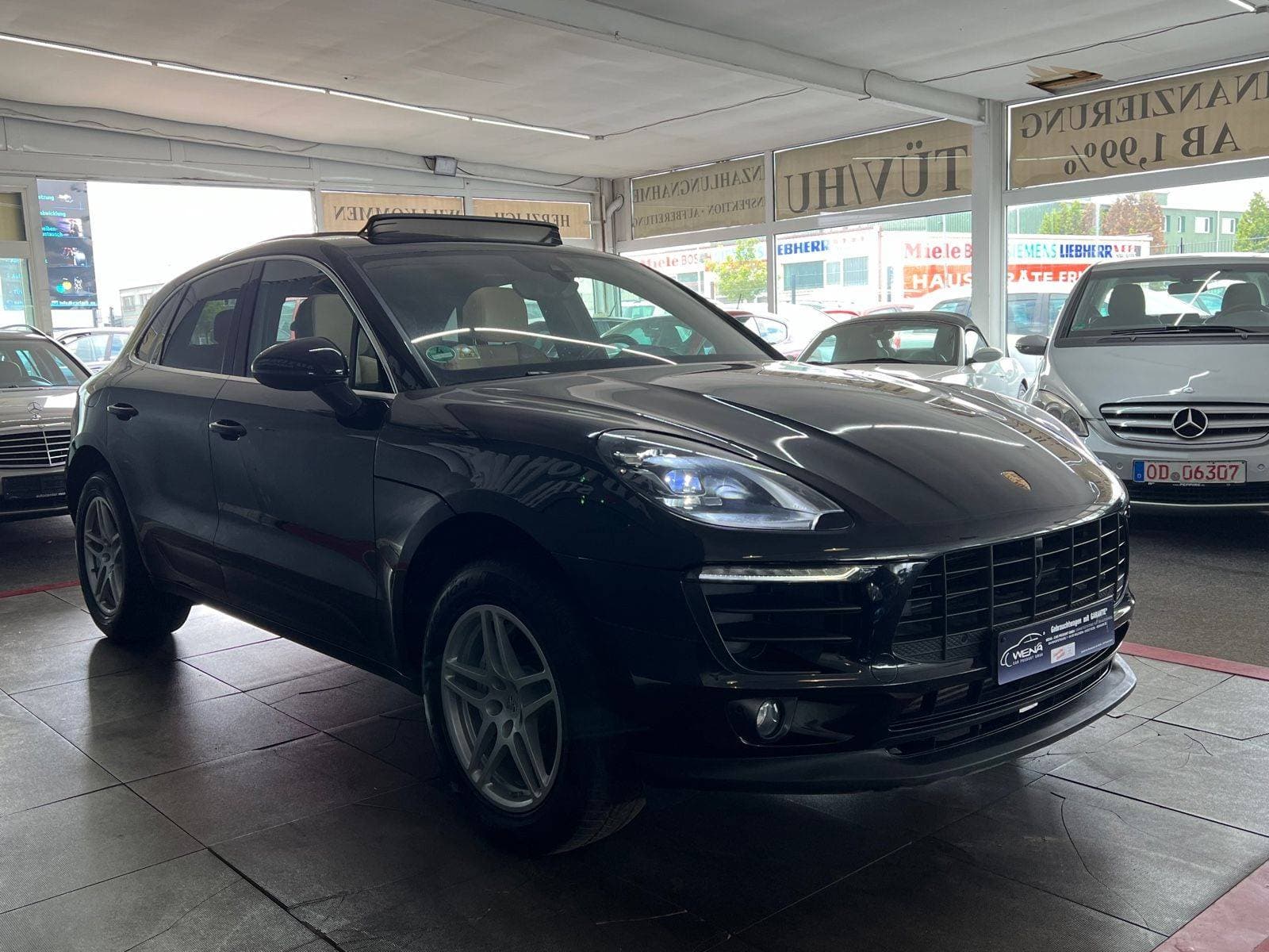 PORSCHE MACAN