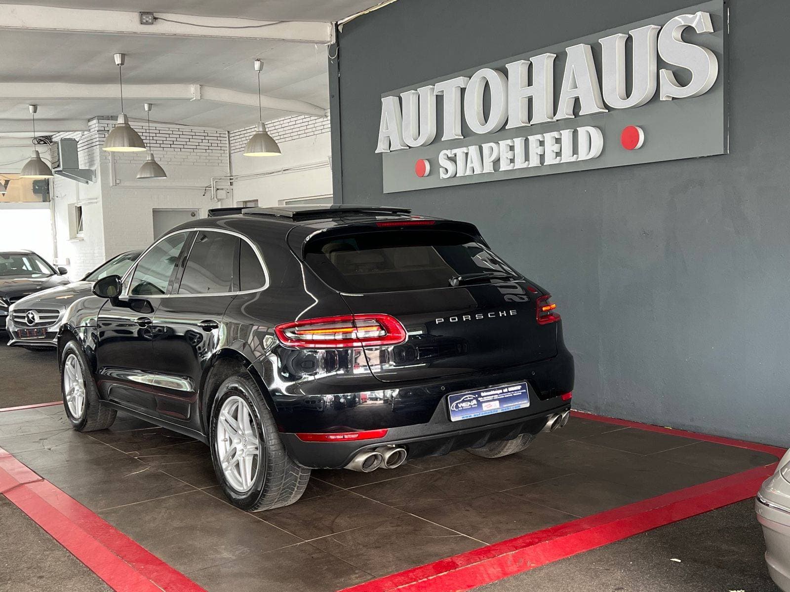 PORSCHE MACAN